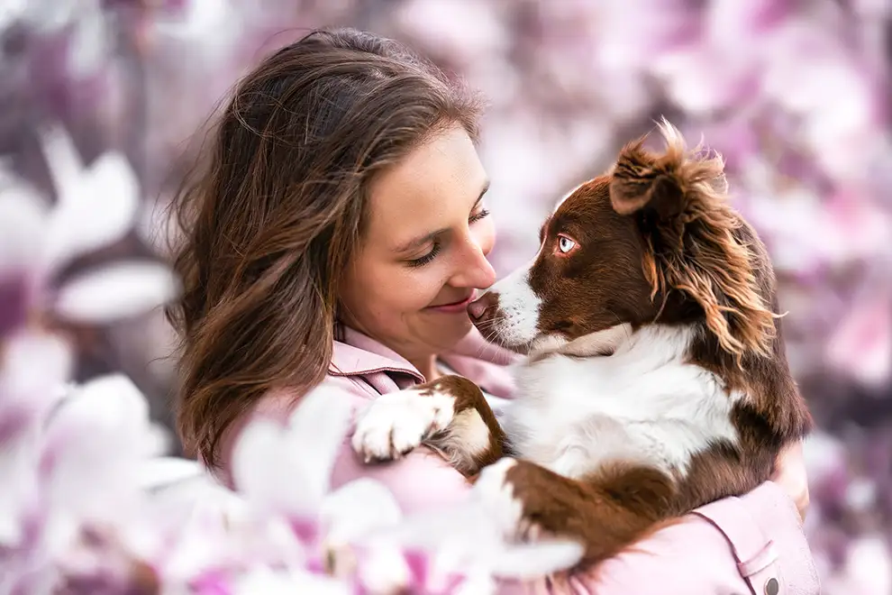 Frau hält Hund im Arm beim Fotoshooting in Viersen
